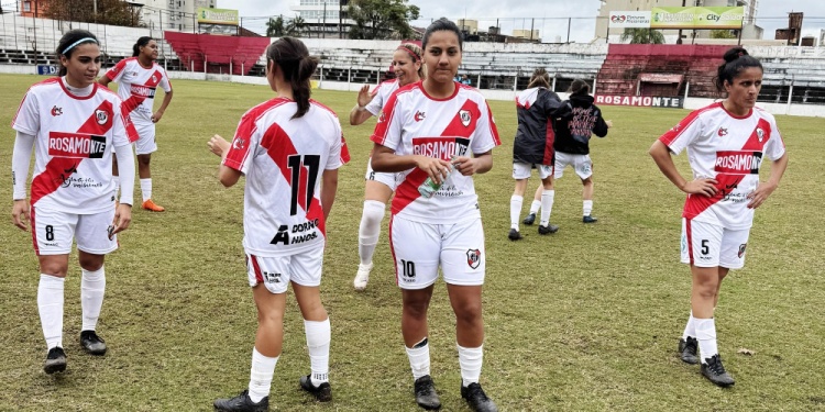 UN PASO MÁS. Las franjeadas ya están en la final y ahora esperan rival. (Foto Prensa GAF).