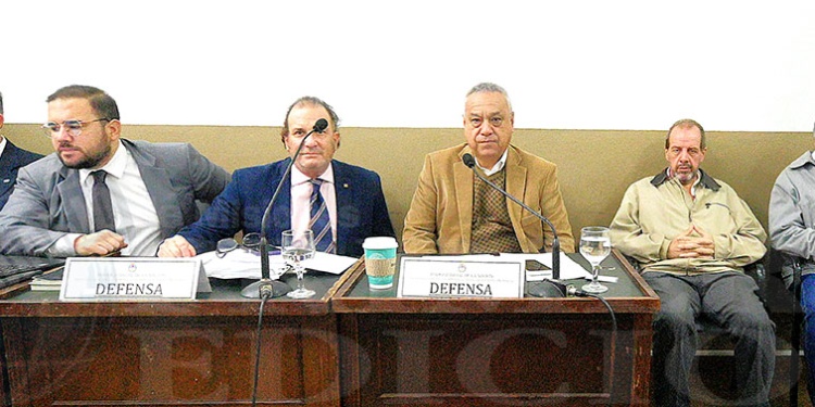 ACUSADOS Y PADRINOS LEGALES. En la izquierda de la imagen Francisco Llorente, en la derecha Orlando Alfonso y René Juárez en el centro, sus tres abogados defensores.