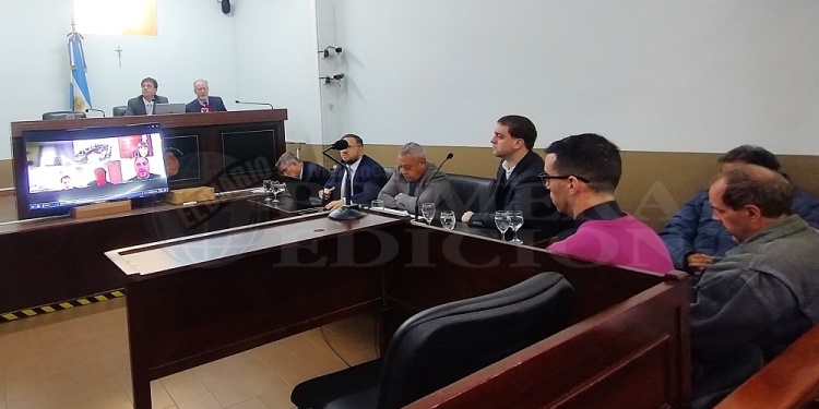 TRIBUNAL, ENCARTADOS Y DEFENSORES. Una imagen de la audiencia de ayer del debate que se inició el 6 de mayo en el TOF-Posadas de calle Félix de Azara.