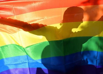 Mientras cae el apoyo global a la visibilidad LGBTQ+, Argentina lidera en aceptación