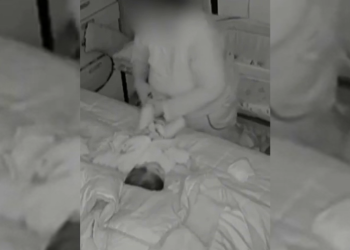 Imágenes indignantes: detuvieron a una niñera acusada de maltratar a un bebé de 7 meses