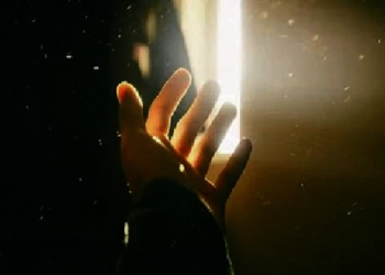 Los humanos emiten una luz sutil  que los científicos pueden detectar