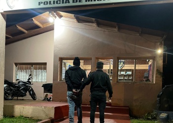 Irrumpió en la casa de su expareja, la golpeó y atacó a un policía