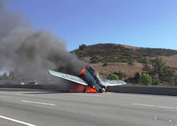 Impactante video: una avioneta se estrelló en plena autopista y causó dos muertes