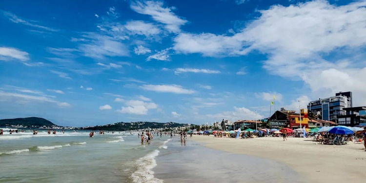 ATENTOS. Los brasileños, por lo general, “aprovechan el feriado del 15 de noviembre (Proclamación de la República) para visitar las playas y hacen las reservas ya para el verano”, aseguró Joselo Saravia.