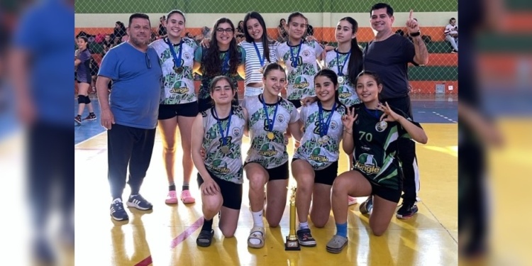 TÍTULO EN MANO. El semillero del equipo se consagró de manera invicta.