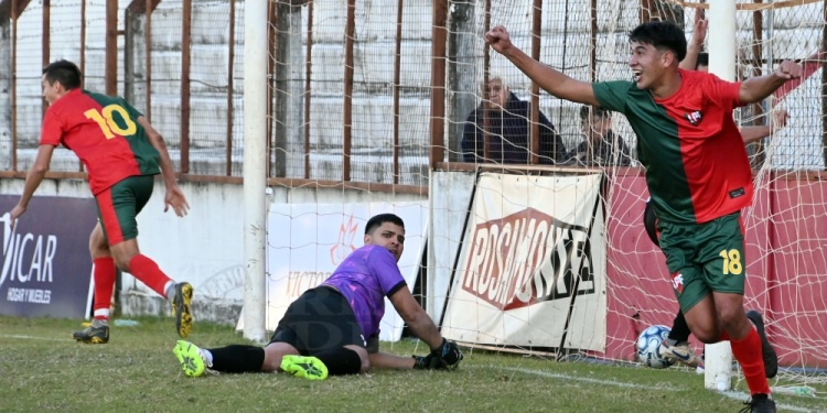 ÚLTIMO SUSPIRO. Rodri Bareiro (número 10) ya empujó con su zurda la pelota al fondo de la red para la victoria de los posadeños.