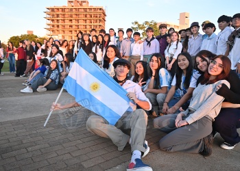 El ensayo de la Estudiantina en Posadas se vistió de Patria: jóvenes le pusieron celeste, blanco y mucho ritmo a la costa