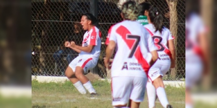 FESTEJO. Macarena Rodríguez anotó el segundo en la victoria ante Comercio.