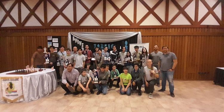 TRAS LA COMPETENCIA. Tras la premiación, la foto oficial de los ganadores.