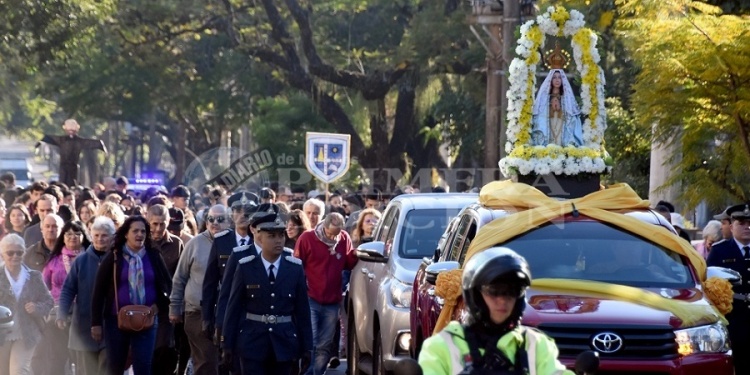 SANTA PATRONA. Con fe y devoción, los fieles acompañaron a la Virgen de Itatí por las calles de Posadas.