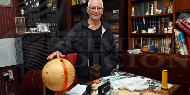 CIUDADANO DEL MUNDO. En el globo terráqueo pintó de rojo los destinos europeos que logró visitar.