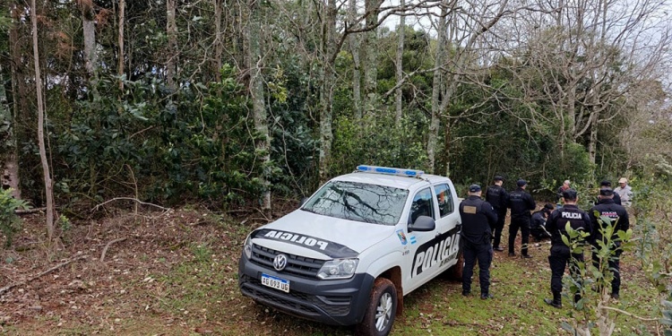 OPERATIVO. Efectivos de la UR-XI en la chacra donde trabajaba y residía la expareja de Mirta, quien está detenido.