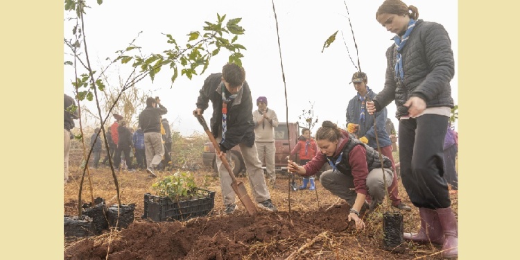 MANOS A LA OBRA. El compromiso ambiental unió a religiosos, scouts, pueblos originarios y otras fuerzas vivas.
