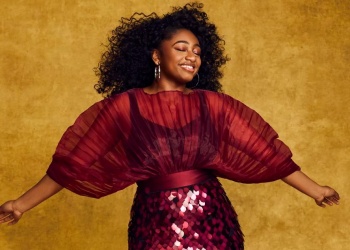 Samara Joy se luce con su interpretación de la clásica canción brasileña Flor de Lis