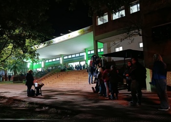 Largas filas desde la madrugada para pedir  un turno médico en el Hospital de Eldorado