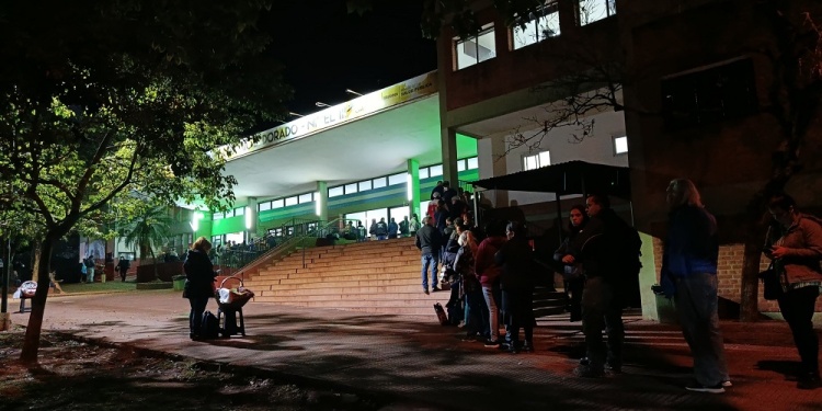 POSTAL QUINCENAL. Los días 5 y 16 de cada mes, desde mayo, se agolpa la gente por un turno en el SAMIC.