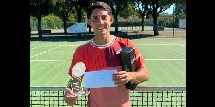 PRIMERO, ADENTRO. El tenista misionero celebró en Jarnac, al sur del país.