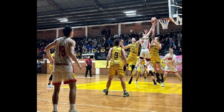 EN ACCIÓN. El primer duelo de la final se abrió en Eldorado. Ahora, a Posadas.