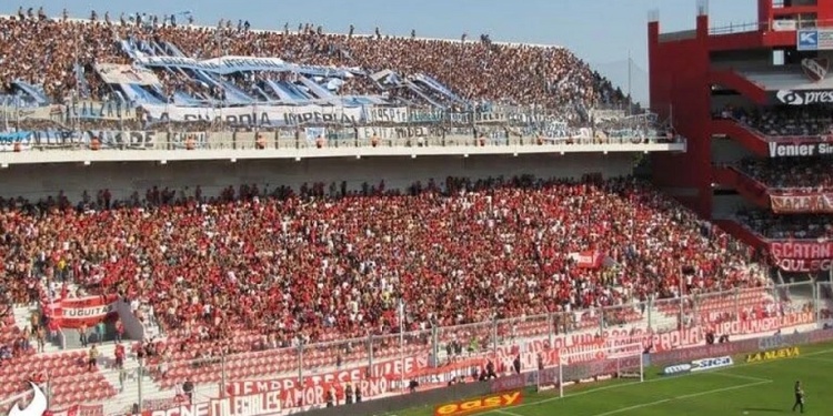 OTROS TIEMPOS, ¿VOLVERÁ A VERSE ASÍ?. Estadio Libertadores de América con la hinchada del "Rojo" y en la segunda bandeja, los visitantes de "La Academia", en el clásico de Avellaneda.
