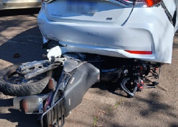 Despistó con su moto frente al Parque Paraguayo, chocó dos autos y terminó lesionado