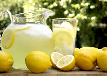 ¿Por qué tomar agua con limón puede ayudar al organismo?