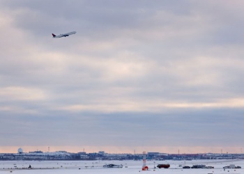 Incidente aéreo en EEUU: un B-52 cruzó la trayectoria de un avión de pasajeros