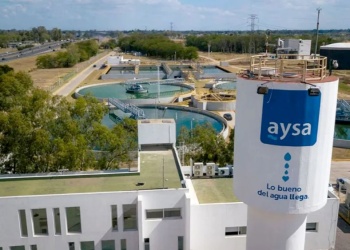 Autorizan la privatización total de AySA: venden el 90% de las acciones