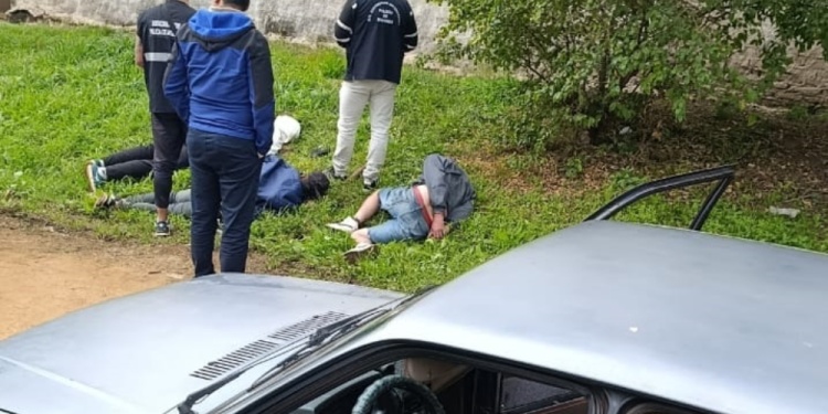 REDUCIDOS. Tres quedaron en el vehículo y el cuarto echó a correr pero también fue detenido a las pocas cuadras.