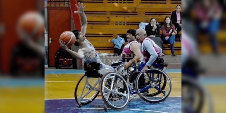 EN ACCIÓN. Luz y Fuerza fue local en el Polideportivo de la Inmaculada.
