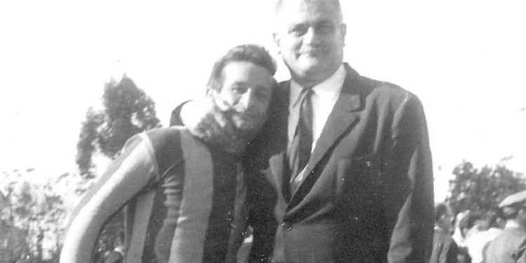 Walter Albino Bogado, abrazado por el entonces ministro de Obras Públicas misionero, Ramón Mariani, poco antes del histórico partido contra River