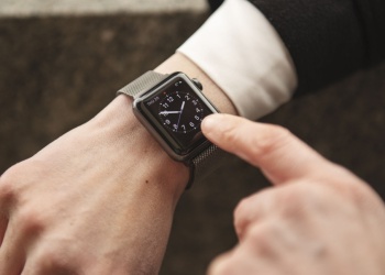 ¿Se atrasan los relojes?: presentaron un proyecto para modificar el huso horario