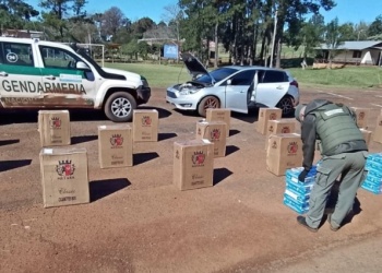 Contrabandistas huyen y dejan dos autos cargados con cigarrillos ilegales