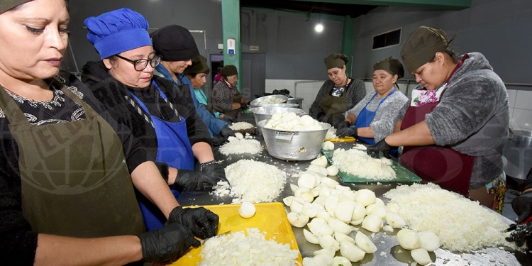 EN PLENA TAREA. El menú de preparaciones incluye guisos, sopas y polenta.