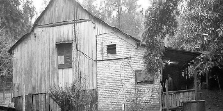 En esta humilde morada de Los Helechos residían la mujer y su hijo, quienes fueron asesinados a tiros