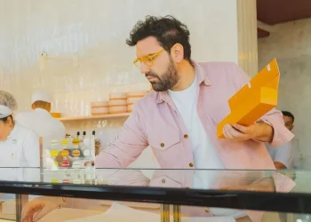 Cuánto cuesta un latte y una medialuna en la pastelería de Damián Betular en julio de 2025