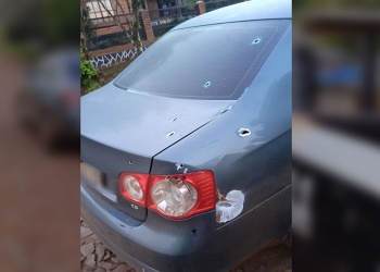 Una noche de miedo en Puerto Piray: al menos doce disparos contra el auto de un vecino