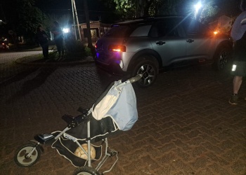 Un auto embistió a una mujer y dos niños que cruzaban la calle