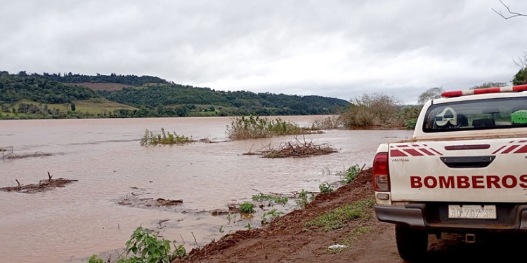 A LA ESPERA. Los pobladores de la costa deben mantenerse en alerta ante la llegada de la creciente.