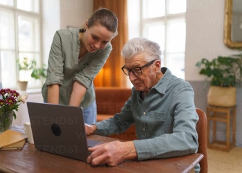 Del temor al alivio: personas mayores y pantallas