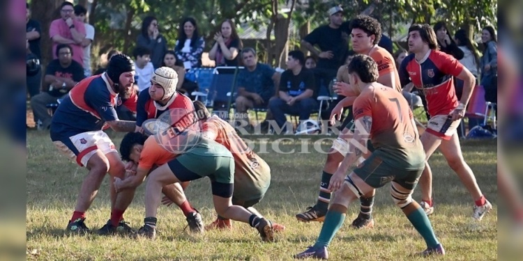 TRABADO. Dos jugadores de Lomas van al tackle ante un avance del rival.