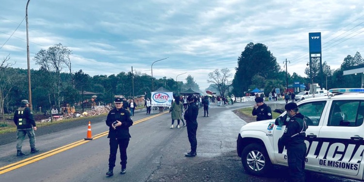 El jueves se realizó un corte de la ruta nacional 12, a la altura de Jardín América.