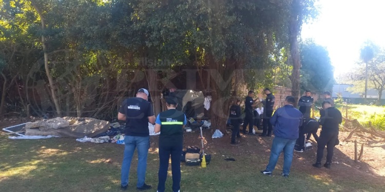 ESCENA DEL CRIMEN. Dentro de la carpa del linyera, hallaron rastros de sangre que están siendo peritadas.
