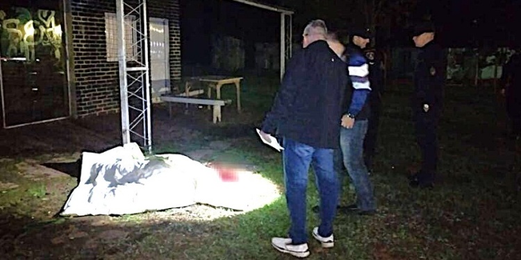 ESCENA. Frente al bar “El Momento”, el hombre de 59 años fue masacrado a patadas en el rostro y la cabeza.