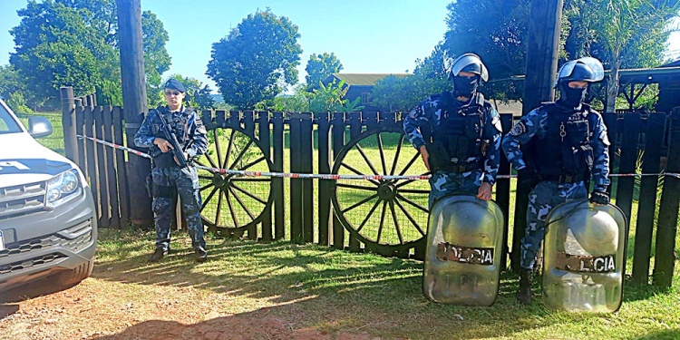 DESPLIEGUE. Efectivos de la UR-XI consideraron que podía tratarse de un robo seguido de muerte pero luego comprobaron que no faltaba nada.