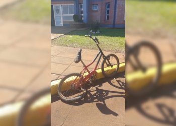 Un niño fue embestido por un auto cuando andaba en bicicleta