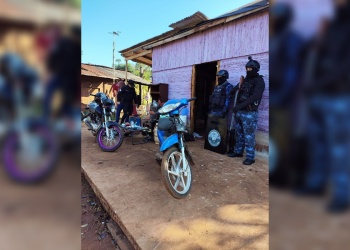 Detenido por picadas ilegales en Iguazú: allanaron su casa y hallaron motos, droga, dinero y objetos robados