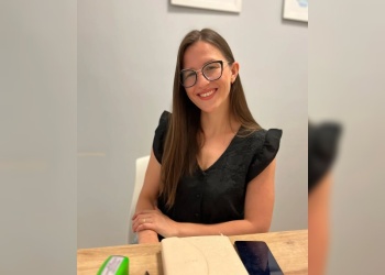 Mientras lucha por su visión, escribió una guía práctica para padres de adolescentes