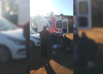 Dos jóvenes resultaron heridos en un choque entre auto y moto