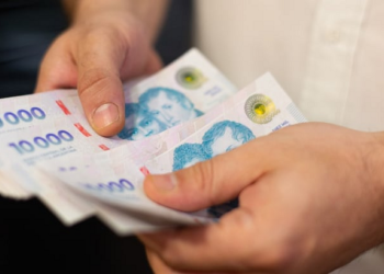 Demoledor informe: el salario mínimo cayó a su peor nivel desde la crisis de 2001